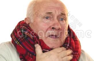 病了又病的老人戴着围巾，咳嗽得很累