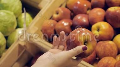 杂货店里的年轻女子检查苹果