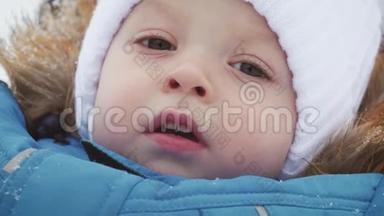 冬天特写户外可爱梦幻的小男孩肖像，快乐的小男孩在雪地里玩耍，户外。