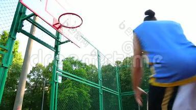 运动动力。 街头篮球。 这名球员在街头球场的篮筐中得分. 训练游戏