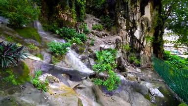 靠近一个小瀑布，在马来西亚4K河的石头上<strong>溅起水</strong>花