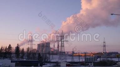 从一个4K慢潮的发电站的三根管道中，烟雾和蒸汽高高地上升到冬天的天空