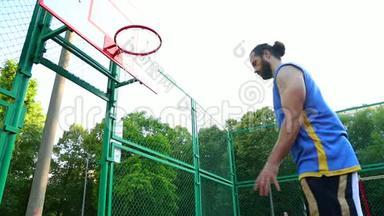 运动动力。 街头篮球。 这名球员在街头球场的篮筐中得分. 训练游戏