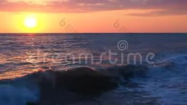 美丽的红日落在海滩上的全景在粉红的云景海景中闪耀着惊人的色彩光束