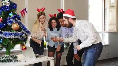 圣诞帽快乐团队的侧面景观，在公司里做电话会议，用起泡葡萄酒碰杯