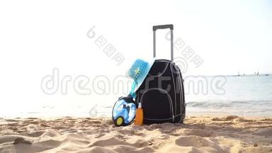 在美丽的海滩上带着奶油、草帽和潜水面具的旅行假日旅行箱。 旅游广告