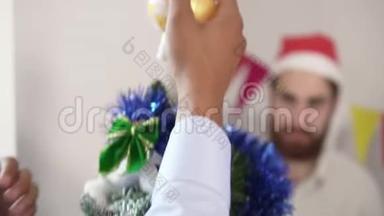 一只非裔美国人的手在一棵小小的人造圣诞树上装饰的特写镜头