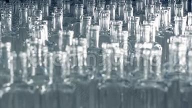 许多新的玻璃瓶瓶罐罐被稍微向前推进或侧移