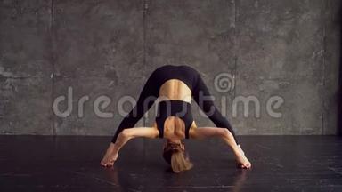练习<strong>瑜伽</strong>。 美丽的少女在运动<strong>服</strong>训练<strong>瑜伽</strong>位置在健康俱乐部。