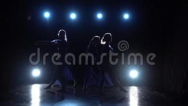 四个<strong>芭蕾舞</strong>演员在聚光灯下黑暗中跳现代<strong>芭蕾舞</strong>。慢<strong>动作</strong>