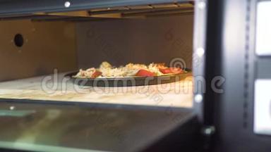 意大利餐厅厨房的热炉里烤着奶酪、西红柿和意大利香肠的披萨。 传统披萨烹饪