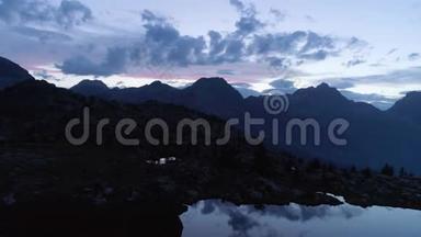 在夜晚的夏日，在清澈的蓝色湖泊和松树林之上前进。 欧洲意大利阿尔卑斯山山谷`奥斯塔户外绿色
