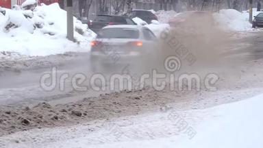 大雪纷飞的城市里，车流如潮的汽车在路上穿过一个水坑
