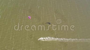 夏天，风筝在大风天气下在海上乘风破浪
