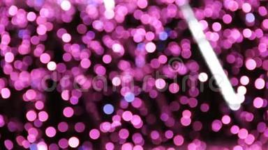 带有紫色led灯bokeh和白色ligt彗星的圣诞装饰的抽象无焦点背景
