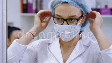 诊所的美容室里，一位女医生戴着眼镜，穿着白色制服，戴着医疗帽，