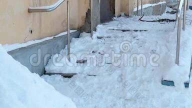 冬天的时候，廊<strong>下铺</strong>着雪滑的楼梯。 镜头向<strong>上</strong>移动。