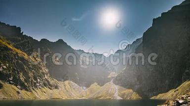 波兰塔特拉国家公园。 平静的沙尔尼湖在雷西和夏季山脉景观下停留。 阳光与阳光