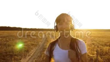 戴着耳机的运动女孩正在慢跑，一个年轻女孩正在日落时训练，听音乐