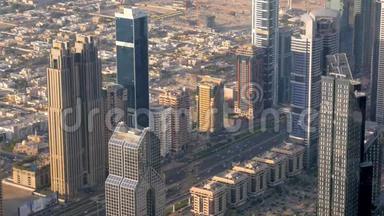 迪拜市区高层现代建筑之间的宽阔道路，可从顶部观看