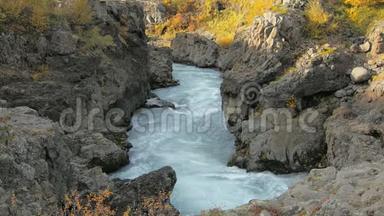 秋天冰岛西部有着流动的冰川融水的洛基<strong>峡谷河流</strong>