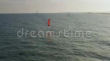 夏天，风筝在大风天气下在海上乘风破浪