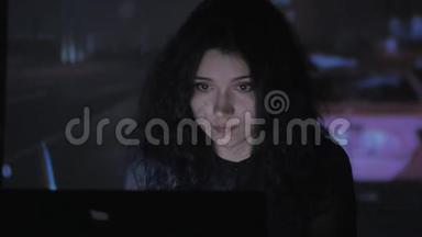 年轻女子在黑暗<strong>的</strong>房间里用笔记本电脑玩电子<strong>游戏</strong>模拟器。 双倍曝光<strong>游戏的</strong>脸和