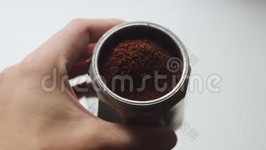 白种人咖啡师用铝制咖啡机准备香浓的意大利咖啡。 男人展示如何煮浓咖啡