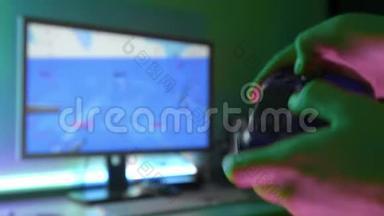 在电视宽屏前的游戏机上玩电子游戏的年轻人的特写镜头