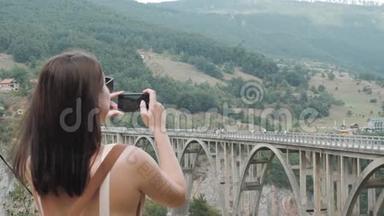 在黑山，旅游生活方式中的旅游女孩在桥上拍照