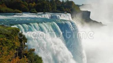 著名的瀑布尼亚加拉瀑布，是世界<strong>各地</strong>游客的热门景点。 从美国人的角度