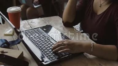 在笔记本电脑工作的年轻非洲设计师妇女的特写镜头。女商人用<strong>电脑打字</strong>。