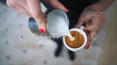 咖啡师手做拿铁或卡布奇诺咖啡倒牛奶做拿铁艺术