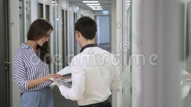 在办公室的走廊<strong>商务</strong>人员传递他们的工作文件。