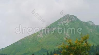罗萨·库特的山峰上布满了云彩。 从椅子上<strong>往下</strong>看
