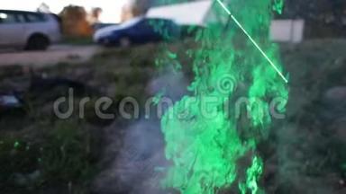 绿色激光慢动作视频照明时的烟雾