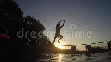 在令人惊叹的日落中，年轻人跳进游泳池的<strong>剪影</strong>。 慢<strong>动作</strong>。 1920x1080