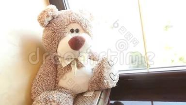 <strong>泰迪熊</strong>坐在窗台上，可爱的<strong>泰迪熊</strong>靠近窗户，脖子上有一只蝴蝶，浅棕色，孩子们`。
