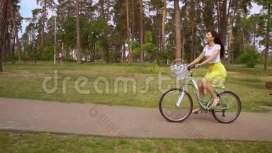 夏天骑自行车的女孩