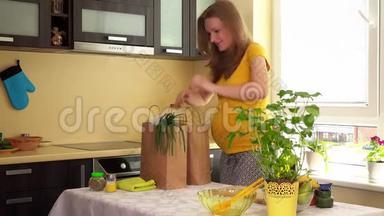 白人孕妇带着装满有机蔬菜的袋子从商店回来