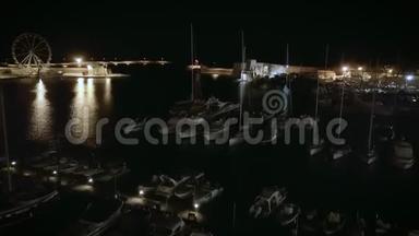 4k夜<strong>升空</strong>中无人机帆船港口和沿海城镇的镜头