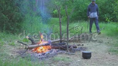 3.旅行者用砍柴生火做饭