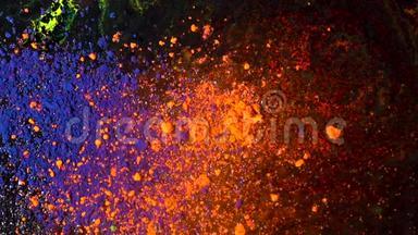 色彩鲜艳的<strong>粉尘</strong>在黑色背景上<strong>爆炸</strong>，艺术理念。 蓝色和橙色粉末油墨的运动，多色
