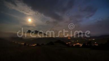 月光下的夜晚，快速移动的云层笼罩着乡村