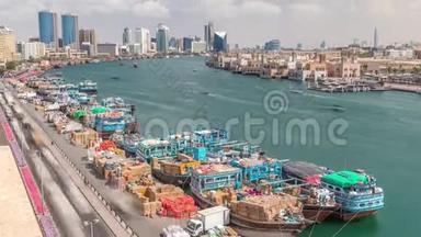 装载一艘船在迪拜的港口时间，迪拉溪，阿联酋。
