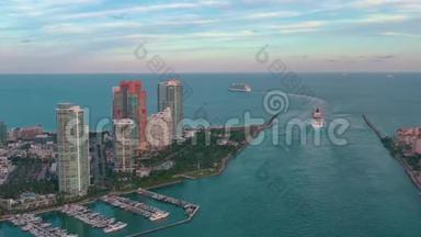 迈阿密，佛罗里达，美国-2019年5月：空中无人机飞越迈阿密主频道。 船，游船帆入海..