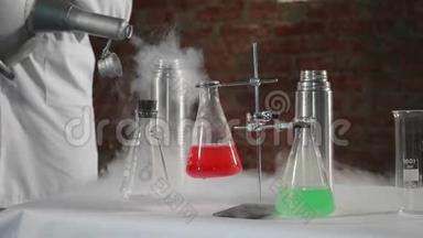科学家在实验室将液氮倒入钢制保温瓶