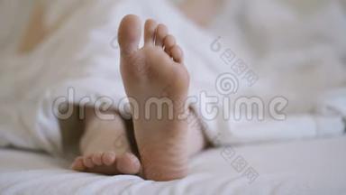 光着腿脚躺在床上的女人