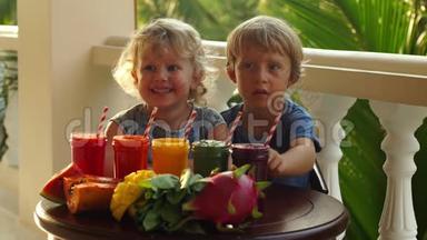 慢镜头。 孩子们准备喝五颜六色的水果奶昔。 他们先选择哪一个。