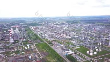 巨大工业区的俯视图.. 剪辑。 工业区由一大批工业商店和仓库组成